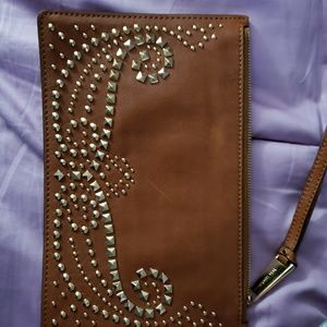 Michael Kors leather w. Gold stud wristlet
